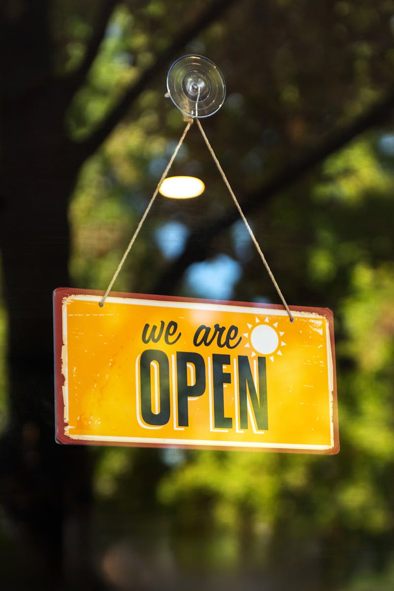 Porte du magasin — We are open